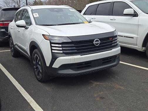 Aspen White Tricoat 2025 Nissan Kicks SR