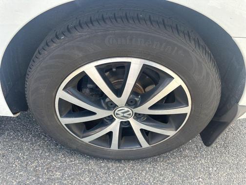 Pure White 2017 Volkswagen Jetta 1.4T SE