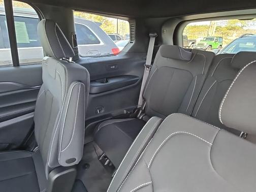 Diamond Black 2026 Jeep Grand Cherokee L Laredo