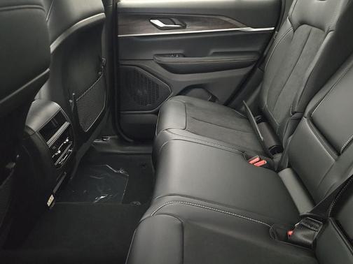 Metallic 2026 Jeep Grand Cherokee Laredo