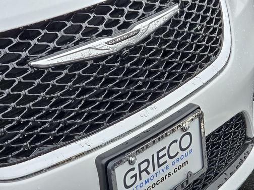 Bright White Clearcoat 2024 Chrysler Pacifica Touring-L