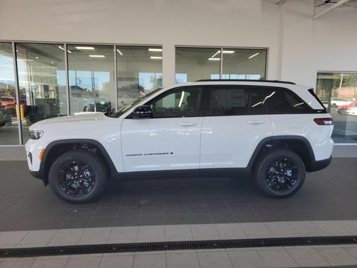 2025 Jeep Grand Cherokee Laredo