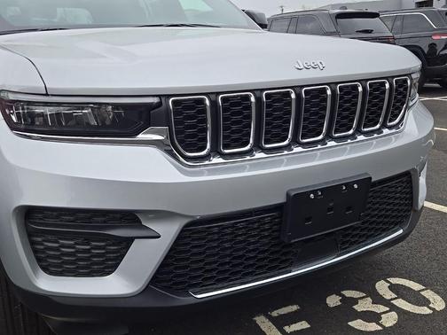 Silver Zynith 2026 Jeep Grand Cherokee Laredo