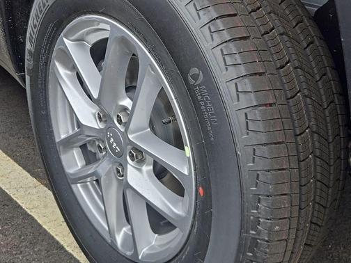 Silver Zynith 2026 Jeep Grand Cherokee Laredo