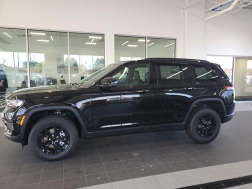 2025 Jeep Grand Cherokee Laredo