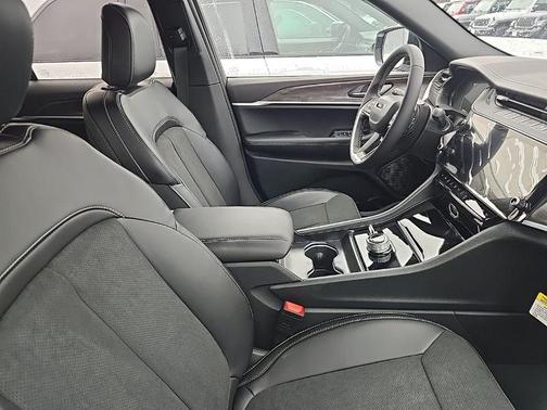 Bright White Clearcoat 2026 Jeep Grand Cherokee Laredo