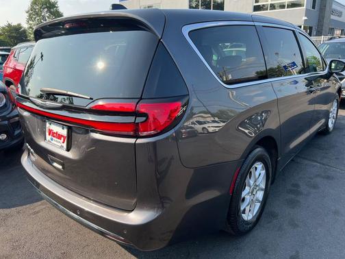 2023 Chrysler Pacifica Touring-L