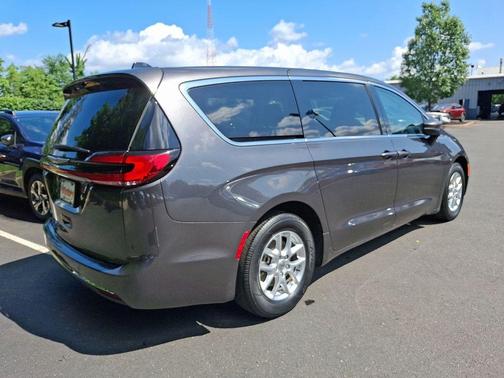 2023 Chrysler Pacifica Touring-L