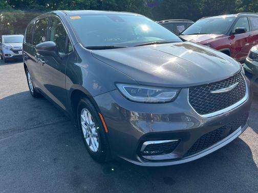 2023 Chrysler Pacifica Touring-L