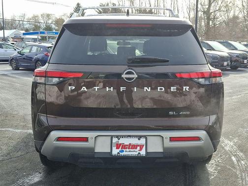2022 Nissan Pathfinder SL