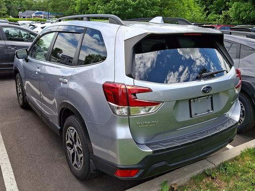 Ice Silver Metallic 2021 Subaru Forester Premium