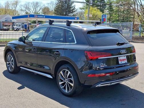 Mythos Black Metallic 2021 Audi Q5 40 Premium Plus