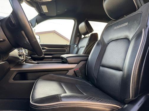 Diamond Black Crystal Pearlcoat 2023 RAM 1500 Laramie
