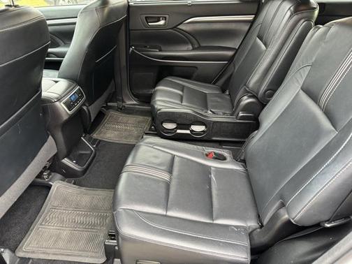 2017 Toyota Highlander SE