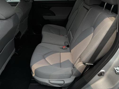 2024 Toyota Highlander LE I4