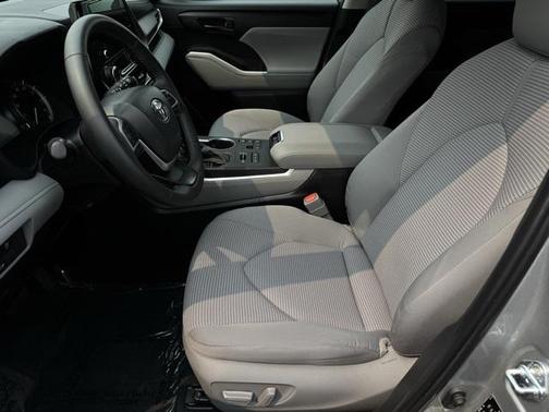2024 Toyota Highlander LE I4