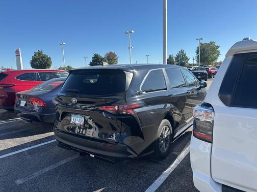 2022 Toyota Sienna LE