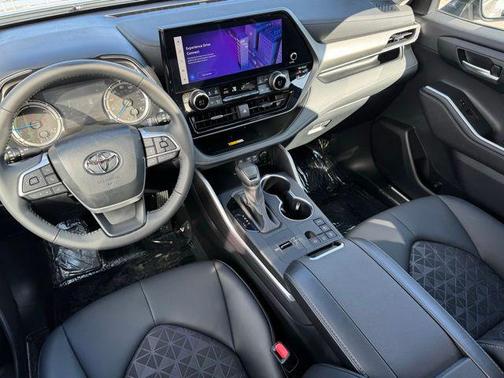 2024 Toyota Highlander Hybrid XLE