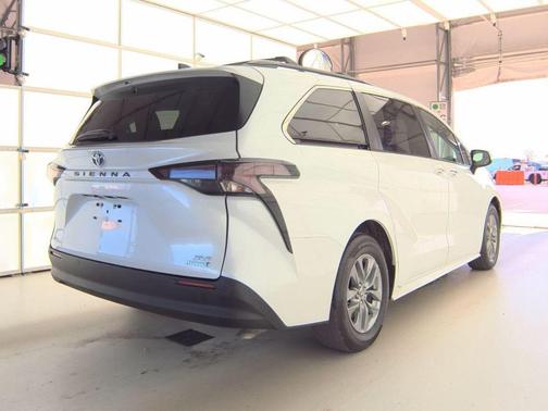 2023 Toyota Sienna XLE