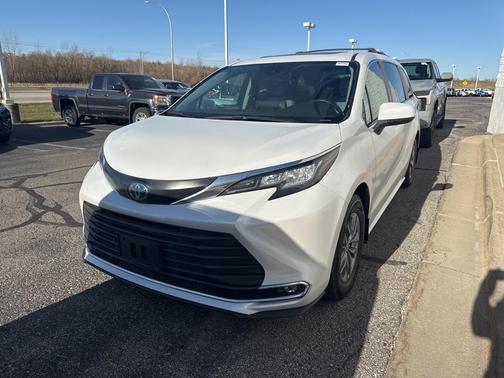 2023 Toyota Sienna XLE