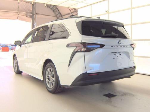 2023 Toyota Sienna XLE