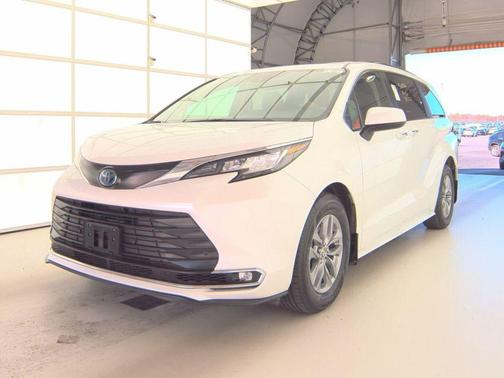 2023 Toyota Sienna XLE