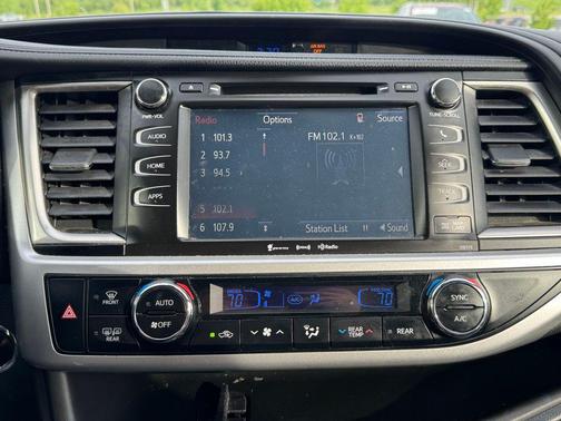 Midnight Black Metallic 2017 Toyota Highlander SE