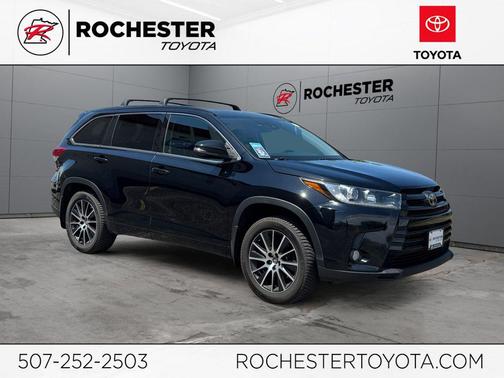 Midnight Black Metallic 2017 Toyota Highlander SE