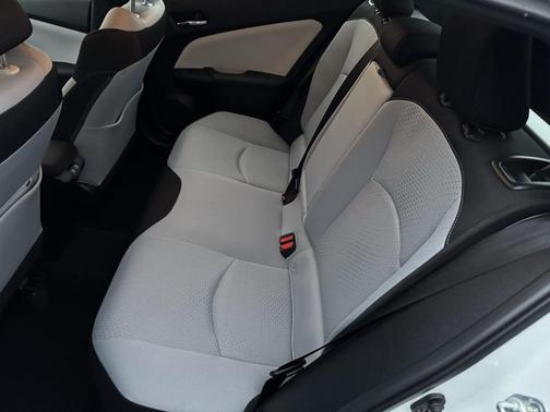 2021 Toyota Prius LE