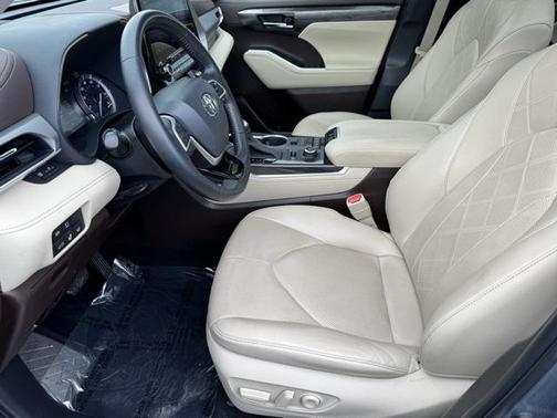 2022 Toyota Highlander Platinum