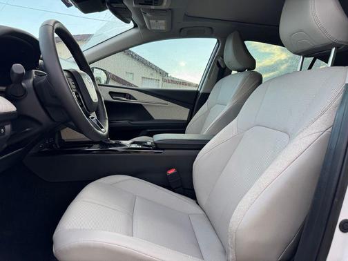 Wind Chill Pearl 2025 Toyota Camry XLE