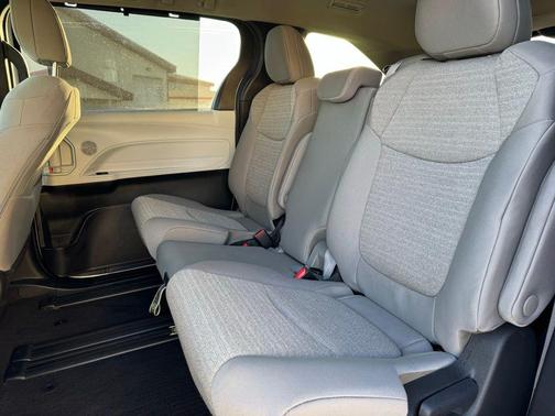 Ice Cap 2025 Toyota Sienna LE