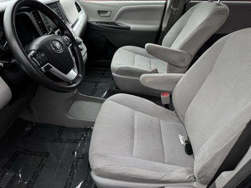 2019 Toyota Sienna SE