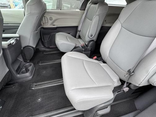 2022 Toyota Sienna XLE 7 Passenger