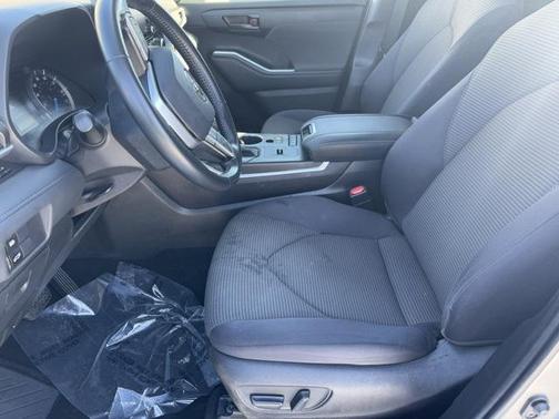 2022 Toyota Highlander LE I4