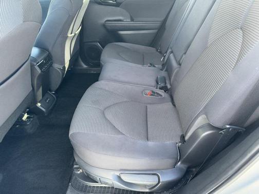 2022 Toyota Highlander LE I4