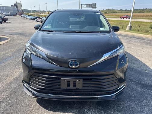 2023 Toyota Sienna XLE 8 Passenger