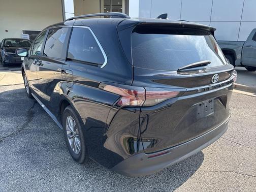 2023 Toyota Sienna XLE 8 Passenger