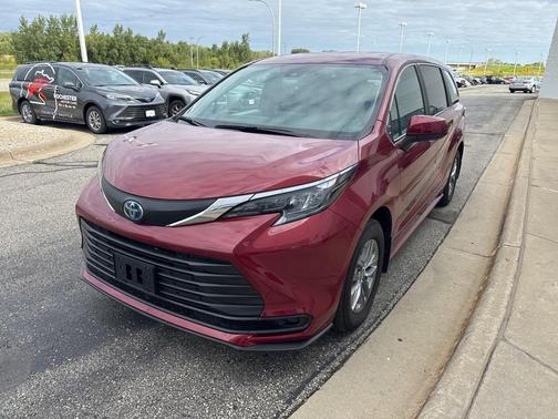 2025 Toyota Sienna LE