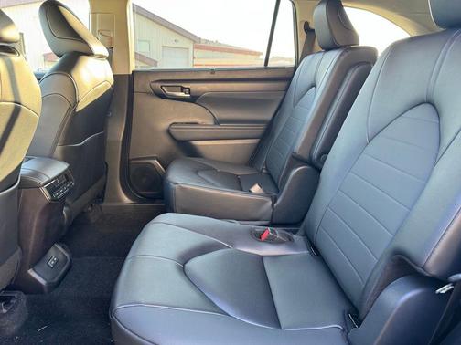 Midnight Black Metallic 2025 Toyota Highlander Hybrid XLE
