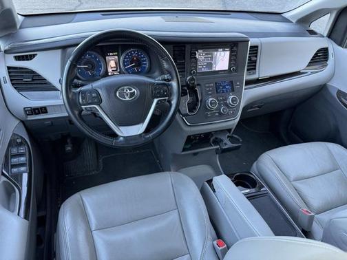 2018 Toyota Sienna XLE