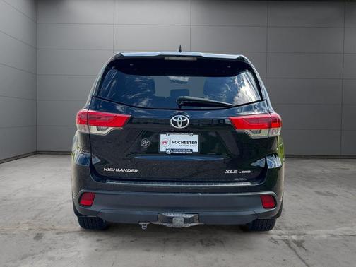 Midnight Black Metallic 2017 Toyota Highlander XLE