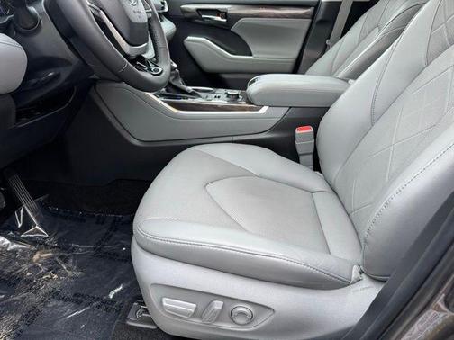 Magnetic Gray Metallic 2024 Toyota Highlander Platinum