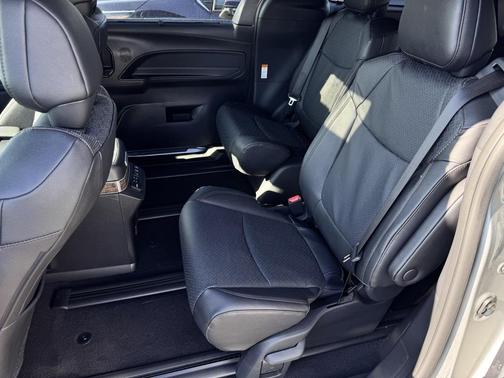 2025 Toyota Sienna Platinum