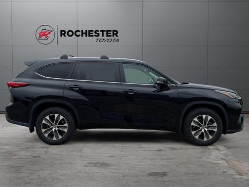 Midnight Black Metallic 2023 Toyota Highlander XLE