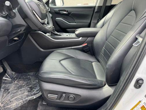 Wind Chill Pearl 2023 Toyota Highlander XLE