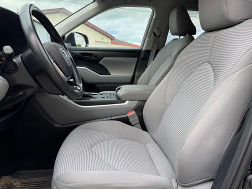 Midnight Black Metallic 2021 Toyota Highlander LE