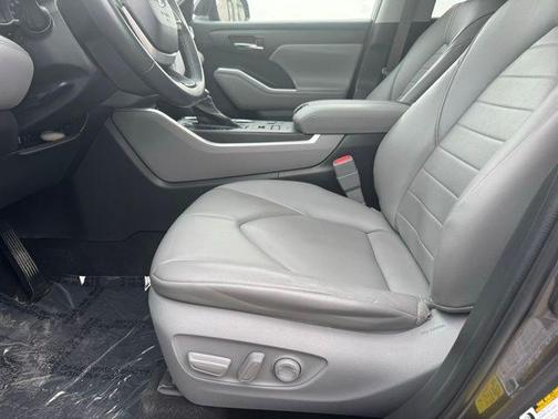Magnetic Gray Metallic 2023 Toyota Highlander XLE