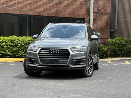 Graphite Gray Metallic 2017 Audi Q7 3.0T Premium