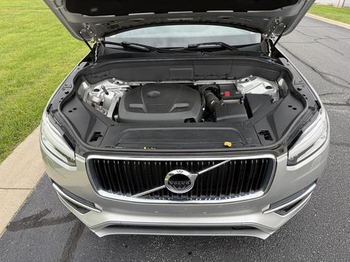 Bright Silver Metallic 2018 Volvo XC90 T6 Momentum